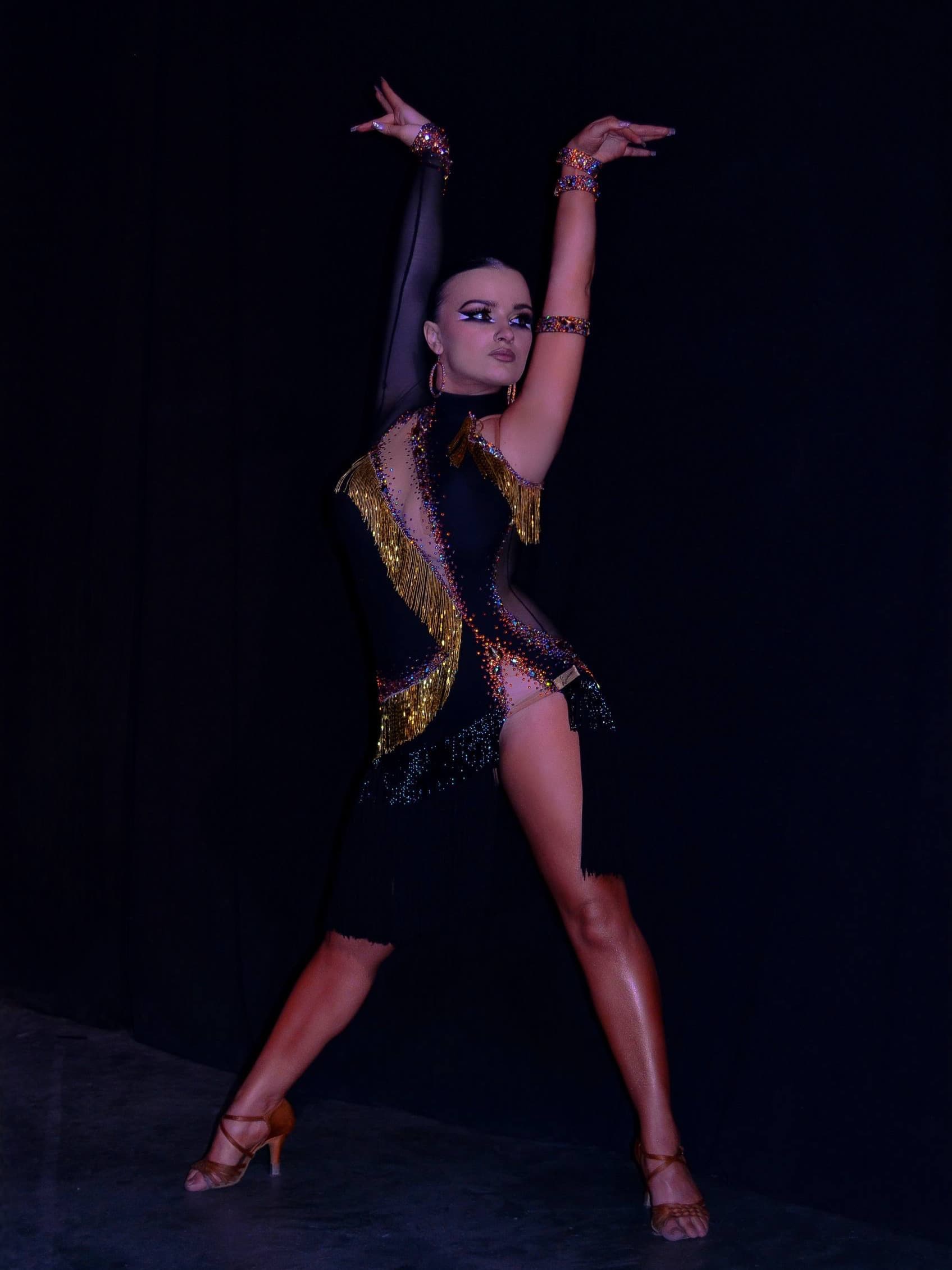 Танцівниця Kvartal Dance позує у сценічному костюмі під час виступу