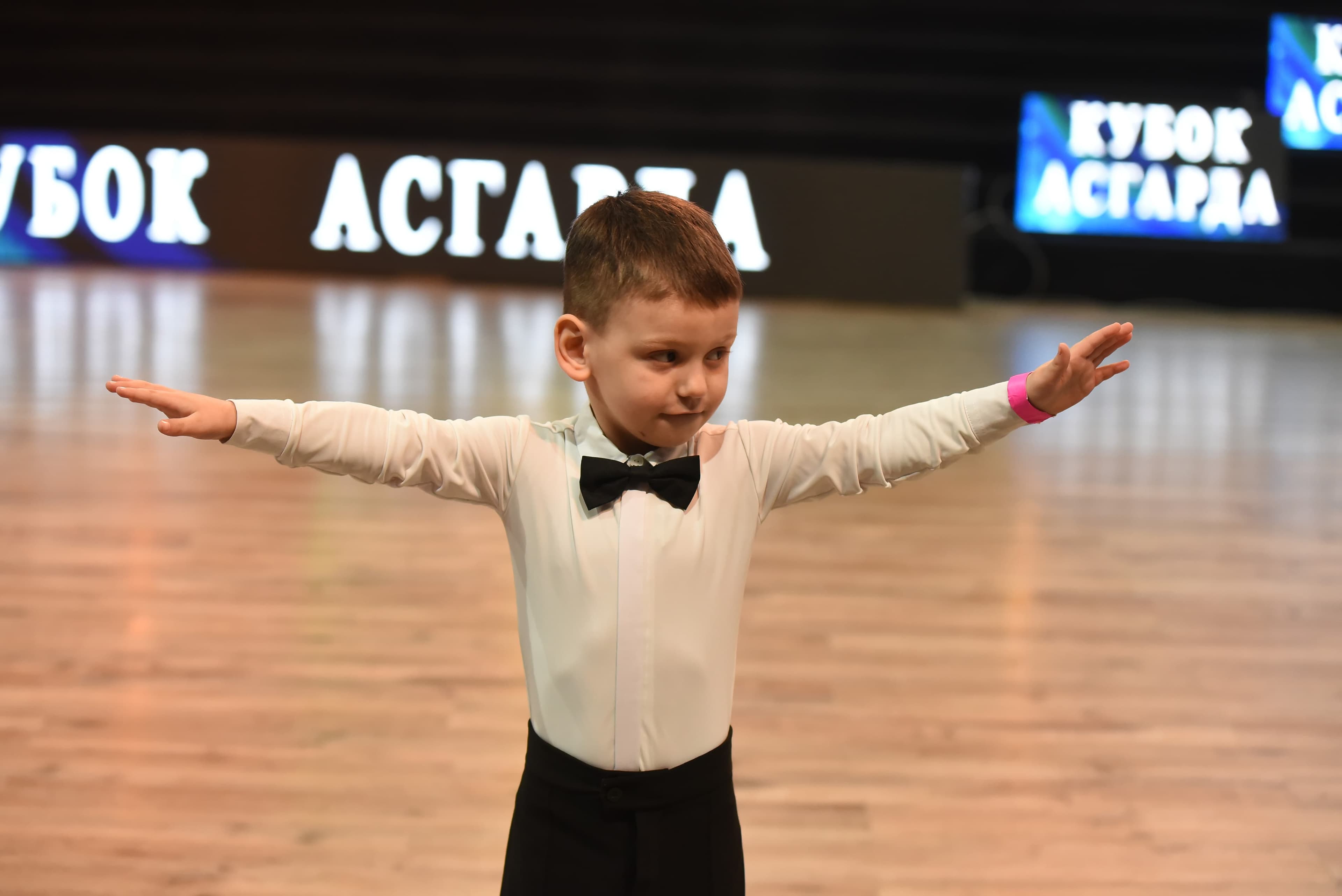 Юний танцівник Kvartal Dance виступає на турнірному паркеті
